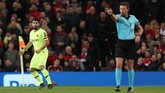 Barcelona diselamatkan VAR. Wasit Gianluca Rocchi mengesahkan gol Barcelona setelah sempat dianulir karena offside. Rocchi memutuskan untuk melihat VAR dan memastikan Suarez tidak offside saat menerima umpan Lionel Messi. (Reuters/Lee Smith)