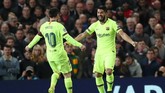 Suarez memiliki andil dalam gol tunggal Barcelona ke gawang Man United setelah menerima operan dari Lionel Messi. (Action Images via Reuters/Lee Smith)