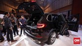 Suspensi udara pada mobil ini juga dapat merendah otomatis saat pintu belakang terbuka, fungsinya agar memasukan barang ke bagasi belakang jadi lebih mudah. (CNNIndonesia/Safir Makki)