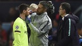 Lionel Messi mendapatkan perawatan tim medis Barcelona di pinggir lapangan. Pelatih Barcelona Ernesto Valverde mengatakan tim medis akan mengecek luka yang dialami Messi pekan ini dan berpeluang absen melawan Huesca. (Oli SCARFF / AFP)