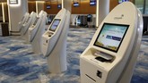 Area check-in mandiri di Bandara Jewl Changi. Total biaya pembangunan bandara ini kurang lebih US$1,25 miliar (sekitar Rp17,8 triliun). (REUTERS/Feline Lim)