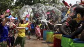 Warga lokal dan turis yang memegang senjata air dan kacamata pelindung terlibat dalam pesta jalanan yang serba basah. (REUTERS/Soe Zeya Tun)