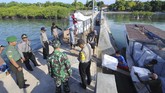Anggota TNI-Polri berjaga saat pendistribusian logistik Pemilu 2019 di Pulau Gili Genting, Sumenep, Jawa Timur, Rabu (10/4). Daftar Pemilih Tetap (DPT) di Kabupaten Sumenep sebanyak 872.764 dan 4.315 Tempat Pemungutan Suara (TPS) yang tersebar di 27 kecamatan dan delapan di antaranya berada di kepulauan. (ANTARA FOTO/Saiful Bahri)