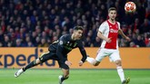 Cristiano Ronaldo membawa Juventus unggul pada menit ke-45 berkat umpan silang Joao Cancelo dari sisi kanan. Sundulan Ronaldo tidak dapat dibendung kiper Andre Onana. (REUTERS/Wolfgang Rattay)
