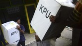 Pekerja membongkar muat kotak suara ke atas truk saat pendistribusian logistik Pemilu serentak 2019 di GOR Jombang, Jawa Timur, Rabu (10/4). (ANTARA FOTO/Syaiful Arif)