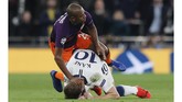 Penyerang Tottenham Hotspur Harry Kane (bawah) mendapat perlakuan buruk dari gelandang Manchester City Fernandinho. Kane yang sudah tersungkur di atas lapangan disikut Fernandinho di bagian bawah kepalanya. (AP Photo/Frank Augstein)
