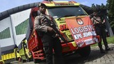 Personel kepolisian mengawal pendistribusian logistik Pemilu serentak 2019 di GOR Jombang, Jawa Timur, Rabu (10/4). Meski masih ada kekurangan sekitar 26 ribu surat suara, KPU Jombang mulai mendistribusikan logistik Pemilu serentak 2019 ke Panitia Pemilihan Kecamatan (PPK) hingga 14 April mendatang. (ANTARA FOTO/Syaiful Arif)