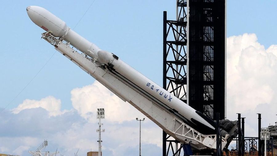Peluncuran roket Falcon Heavy milik perusahaan teknologi luar angkasa SpaceX harus ditunda.
