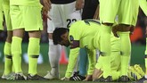 Para pemain Barcelona melakukan protes kepada wasit Nicola Rizzoli untuk memberi Chris Smalling hukuman, tapi Rizzoli tak acuh. (LLUIS GENE / AFP)