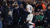 Striker Tottenham Harry Kane mengalami cedera parah usai kaki kirinya diinjak bek Man City Fabian Delph di babak kedua. Kane harus keluar lapangan dengan jalan terpincang dan digendong ofisial Tottenham. (Action Images via Reuters/Paul Childs)