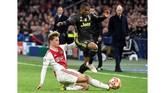 Douglas Costa (kanan) sempat menciptakan peluang untuk Juventus saat tendangannya membentur tiang gawang pada menit ke-85. Namun sampai laga usai kedua tim tetap bermain imbang 1-1. (REUTERS/Piroschka Van De Wouw)
