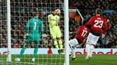 Barcelona unggul di menit ke-12 berkat gol bunuh diri Luke Shaw yang salah mengantisipasi sundulan penyerang Luis Suarez. (REUTERS/Andrew Yates)