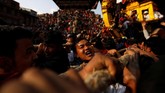 Cara perayaan bisa dibuat berbeda-beda, tergantung dari ritual masing-masing daerah. (REUTERS/Navesh Chitrakar)