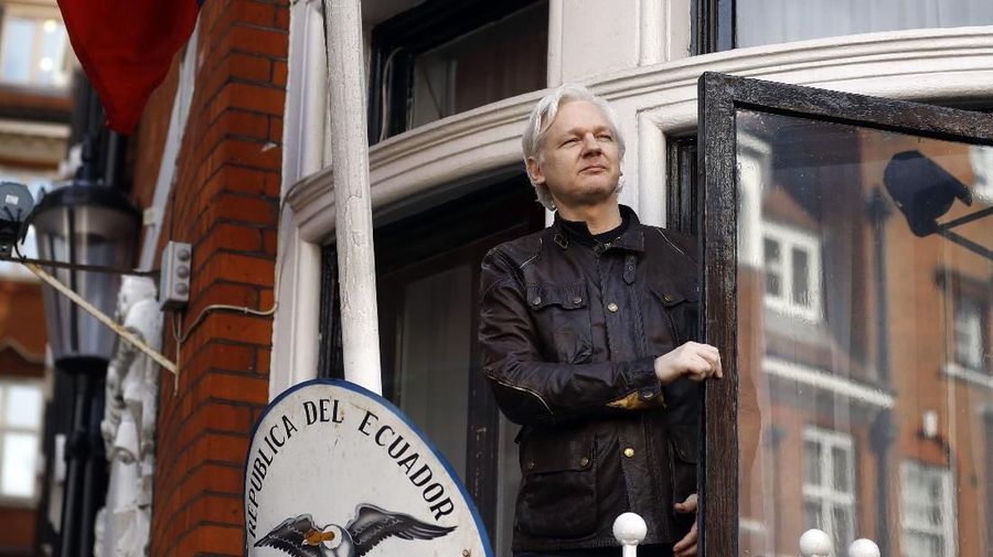 Amerika Serikat (AS) telah mengajukan permintaan ekstradisi terhadap pendiri WikiLeaks Julian Assange, kata kepolisian Inggris.