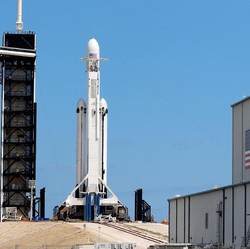 Angin Kencang, Roket Falcon Heavy Milik SpaceX Gagal Meluncur