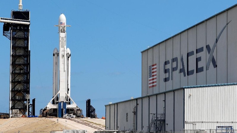 Peluncuran roket Falcon Heavy milik perusahaan teknologi luar angkasa SpaceX harus ditunda.
