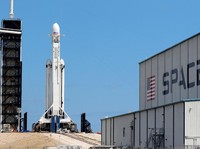 Melihat Roket Terkuat SpaceX yang Gagal Terbang
