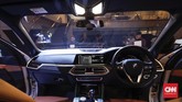 Buat pengemudi, operating system 7.0 memudahkan mengatur tampilan monitor tengah lebih informatif. Kontrol monitor juga dipermudah dengan sensor gestur dan suara. (CNNIndonesia/Safir Makki)