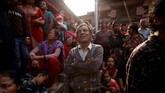 Orang banyak menonton Festival Biska Jatra di bawah kehangatan matahari dan dinginnya udara Nepal. (REUTERS/Navesh Chitrakar)