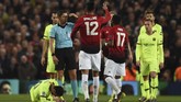 Laga memasuki menit ke-28, Chris Smalling menabrak Lionel Messi dalam perebutan bola udara. Tangan kanan Smalling kemudian mengenai wajah La Pulga. (Oli SCARFF / AFP)