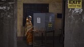 Dalam pemilu kali ini, warga memilih sekitar 545 orang dari 10 ribu kandidat dewan perwakilan (Lok Sabha). (Photo by DIPTENDU DUTTA / AFP)
