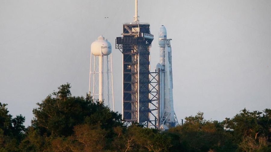 Peluncuran roket Falcon Heavy milik perusahaan teknologi luar angkasa SpaceX harus ditunda.