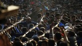 Orang-orang yang merayakan festival sibuk menarik tali yang terikat ke kereta Dewa Hindu Bhairawa dalam Festival Biska Jatra di Bhaktapur, Nepal. (AP Photo/Niranjan Shrestha)