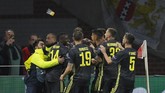 Meski mendapat perlakuan tidak menyenangkan dari pendukung tuan rumah, Ronaldo dan pemain Juventus lainnya tidak marah atau melakukan protes kepada wasit. (AP Photo/Peter Dejong)