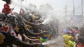 Namun kelompok perlindungan hewan mengkritik festival ini, karena menggunakan gajah yang dilatih secara paksa. (REUTERS/Soe Zeya Tun)