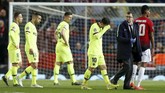 Lionel Messi kemudian berjalan ke pinggir lapangan untuk mendapat perawatan medis usai ditabrak Chris Smalling. (REUTERS/Andrew Yates)