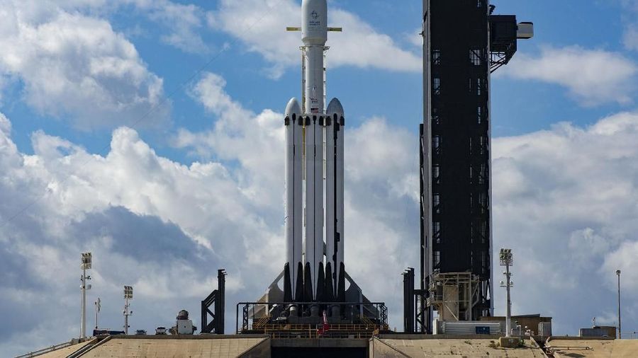 Peluncuran roket Falcon Heavy milik perusahaan teknologi luar angkasa SpaceX harus ditunda.