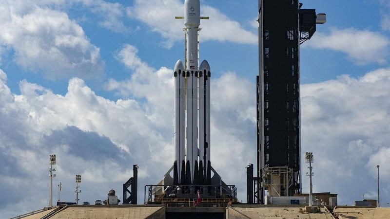 Peluncuran roket Falcon Heavy milik perusahaan teknologi luar angkasa SpaceX harus ditunda.