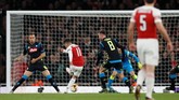Lucas Torreira melepaskan tembakan yang berbuah gol kedua Arsenal. Bola yang mengenai Kalidou Koulibaly tidak dapat diantisipasi oleh kiper Il Partenopei Alex Meret. (Action Images via Reuters/Matthew Childs)