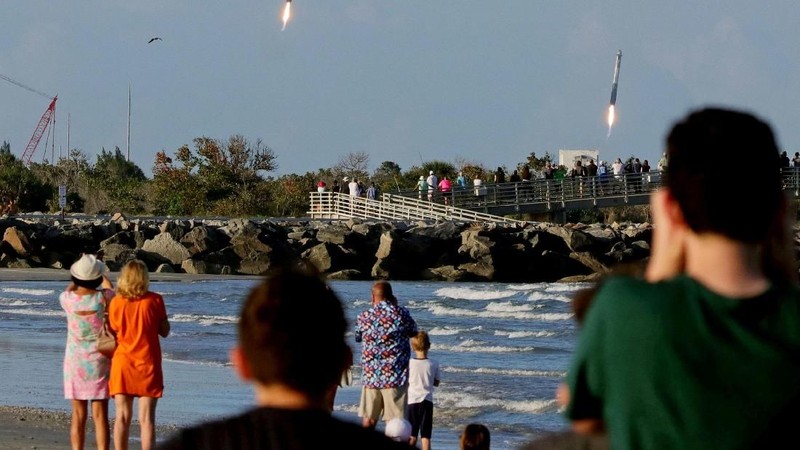 Roket operasional terkuat di dunia milik SpaceX Falcon Heavy diluncurkan dalam misi komersial pertamanya.