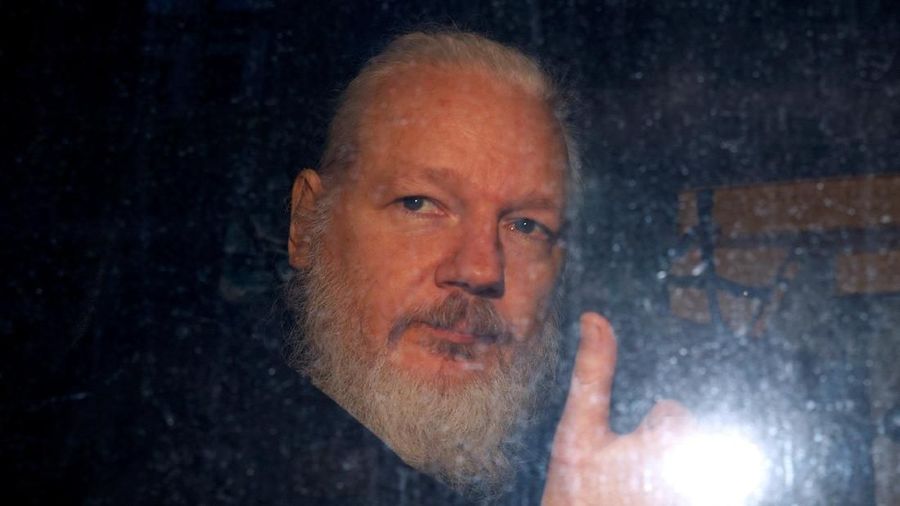 Pendiri WikiLeaks, Julian Assange, terlihat ketika ia meninggalkan kantor polisi di London, Inggris, 11 April 2019. (REUTERS / Peter Nicholls)