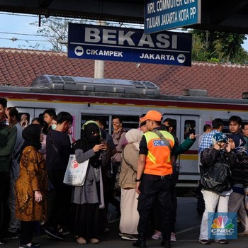 Ada Perubahan Jalur KRL, Penumpang Menumpuk di Stasiun Bekasi