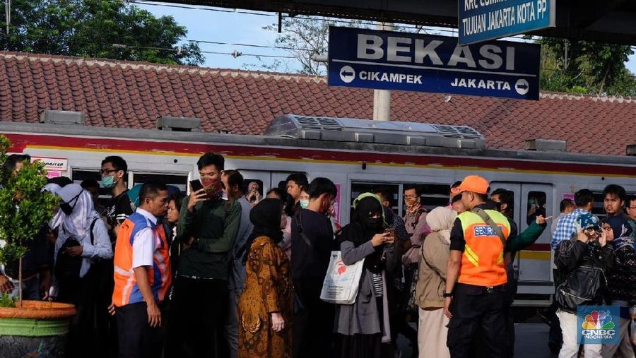 Penumpukan penumpang commuter line di Stasiun Bekasi, Jumat (12/4/2019) (Foto: CNBC Indonesia/Taher Sale)