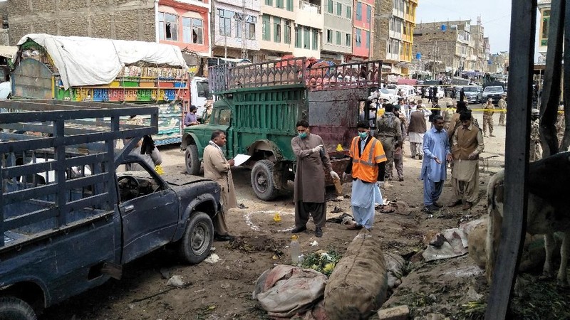 Sebuah bom bunuh diri meledak di pasar terbuka Pakistan sedikitnya 20 orang meninggal dan 30 orang terluka dalam kejadian tersebut.