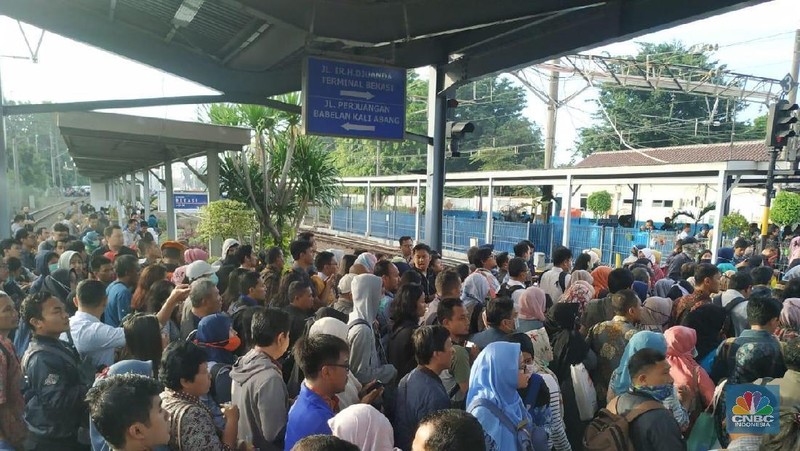 PT KAI Commuter Jabodetabek mengatakan keterlambatan dikarenakan mulai 12 April dilakukan pergantian jalur ke jalur ganda atau switch over double double track.