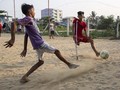 FOTO: Aksi Pesepakbola 'Satu Kaki' Tiru Lionel Messi
