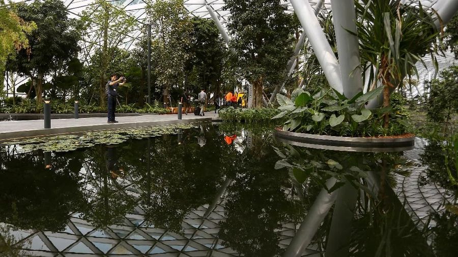 Refleksi atap Bandara Jewel Changi tercermin di sebuah kolam di Singapura, 11 April 2019. (REUTERS / Feline Lim)