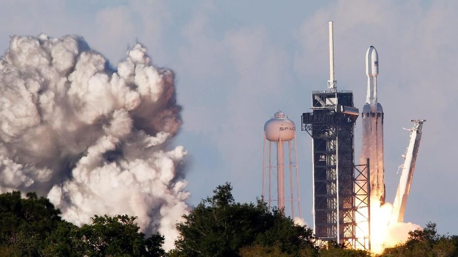 Roket operasional terkuat di dunia milik SpaceX Falcon Heavy diluncurkan dalam misi komersial pertamanya.