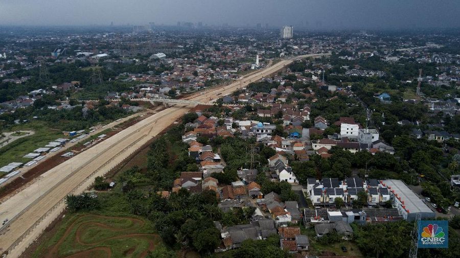 Suasana proyek pembangunan jalan tol Depok-Antasari (Desari) seksi 2 Brigif-Sawangan di Kawasan Krukut, Depok, Jawa Barat, Jumat (12/4). (²©²ÊÍøÕ¾/Muhammad Sabki)