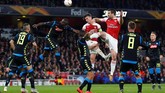 Duel udara melibatkan bek-bek dari kedua kesebelasan. Bek tengah Arsenal, Laurent Koscielny dan Sokratis Papastathopoulos, berhadapan dengan jenderal lapangan belakang Napoli Kalidou Koulibaly. (REUTERS/Eddie Keogh)
