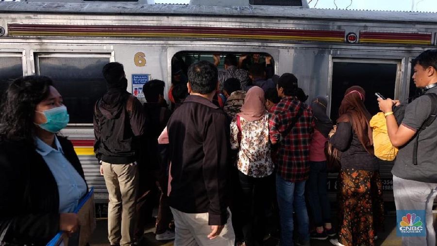 PT KAI Commuter Jabodetabek mengatakan keterlambatan dikarenakan mulai 12 April dilakukan pergantian jalur ke jalur ganda atau switch over double double track.