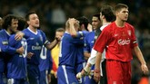 Gelandang Liverpool Steven Gerrard (kanan) mencetak gol bunuh diri menit ke-79 di final Piala Liga Inggris 2005. Gol itu membuat pertandingan imbang 1-1 dan dilanjutkan ke babak tambahan dan Liverpool kalah 1-3 dari Chelsea lewat dua gol tambahan Didier Drogba dan Mateja Kezman. (REUTERS/Ian Hodgson)