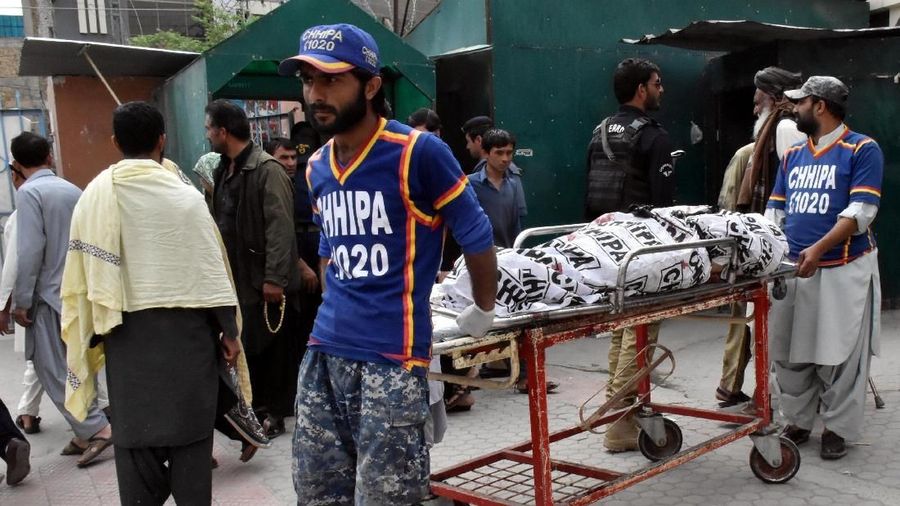Sebuah bom bunuh diri meledak di pasar terbuka Pakistan sedikitnya 20 orang meninggal dan 30 orang terluka dalam kejadian tersebut.