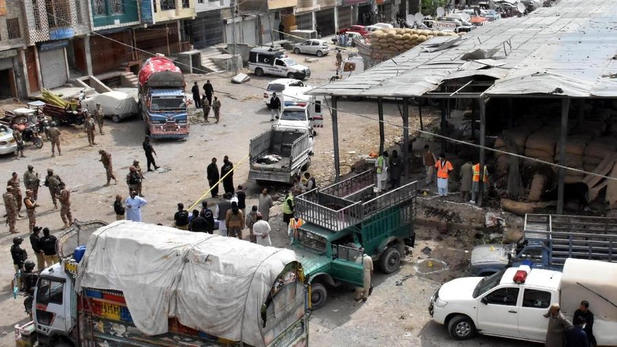 Sebuah bom bunuh diri meledak di pasar terbuka Pakistan sedikitnya 20 orang meninggal dan 30 orang terluka dalam kejadian tersebut.
