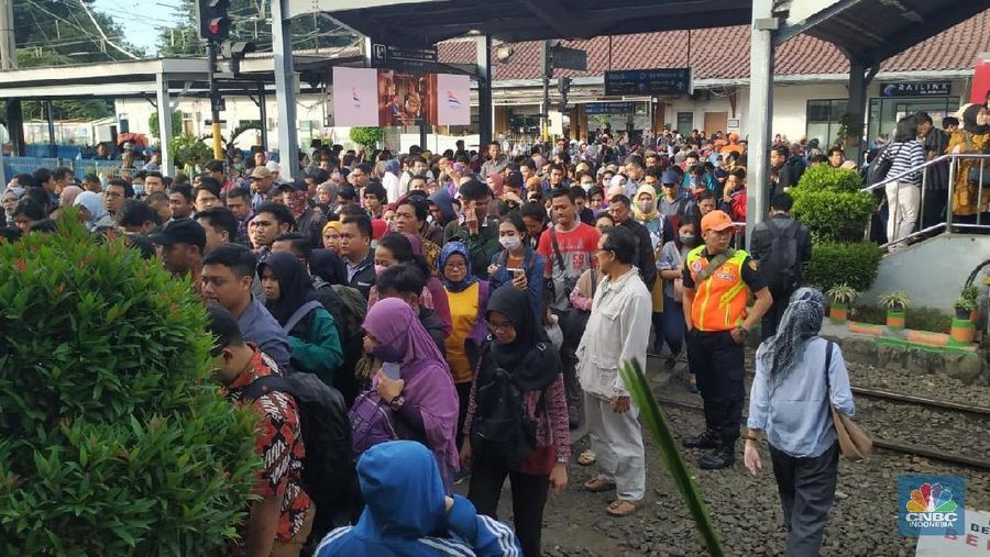 PT KAI Commuter Jabodetabek mengatakan keterlambatan dikarenakan mulai 12 April dilakukan pergantian jalur ke jalur ganda atau switch over double double track.