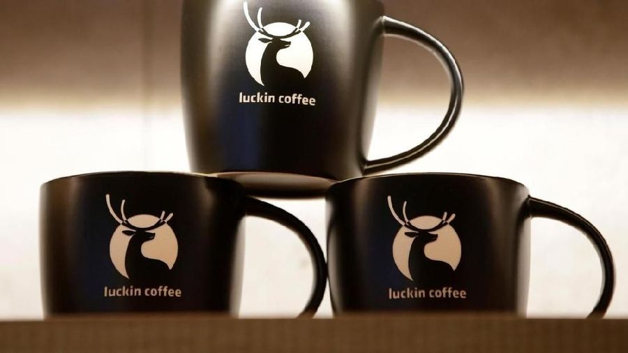 Luckin Coffee didirikan Oktober 2017 oleh Qian Zhiya. Luckin Coffee kini jadi penantang dominasi Starbucks padahal Starbucks sudah dua dekade eksis di China.